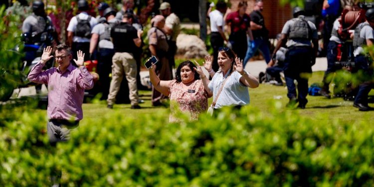 FSU pucnjava najnovije: Gunman, 20, koji je ubio 2, a ozlijeđen 5 ‘je policajac koji je koristio mamino nekadašnje službeno oružje’