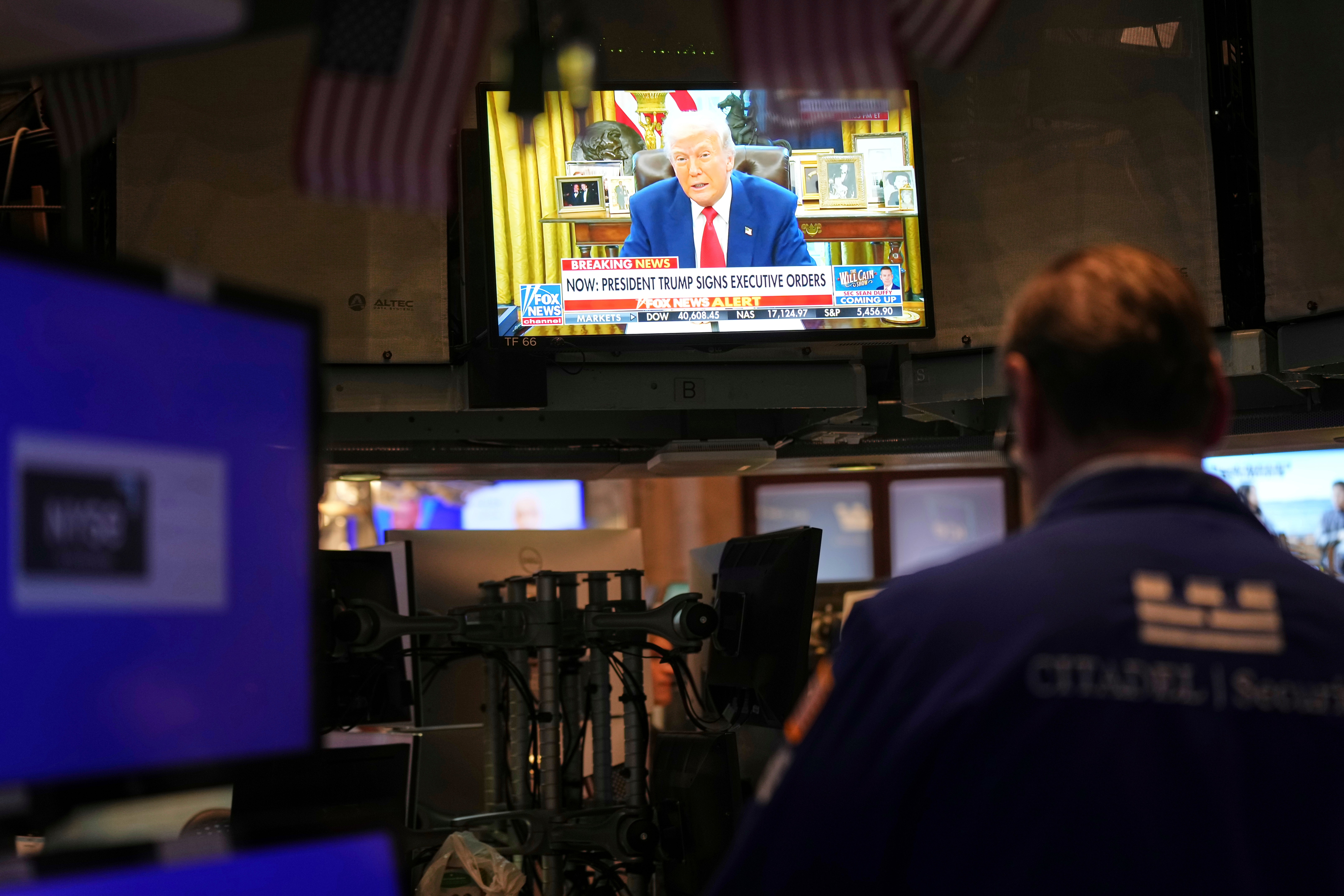 Predsjednik Donald Trump prikazan je na televiziji na katu na njujorškoj burzi u New Yorku u srijedu