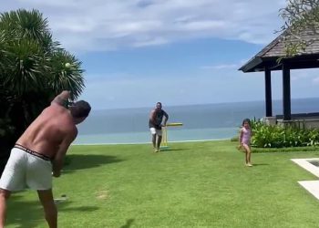 Footy legenda prijatelj Franklin pokazuje svoj vrlo iznenađujući sportski talent na svom luksuznom prazniku na Baliju