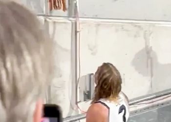 Geelong Superstar Bailey Smith mogao bi biti u vrućoj vodi za još jednu nepristojnu interakciju s fanovima – jer AFL HeartThrob zaboravlja pjesmu pobjede svog novog tima