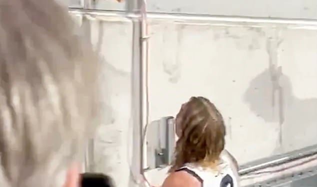 Geelong Superstar Bailey Smith mogao bi biti u vrućoj vodi za još jednu nepristojnu interakciju s fanovima – jer AFL HeartThrob zaboravlja pjesmu pobjede svog novog tima
