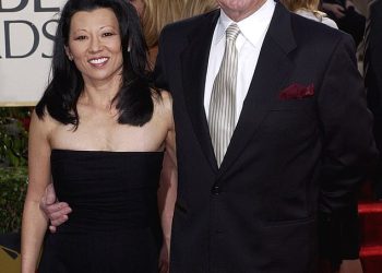 Gen Hackman i supruga Betsy Arakawa postavljena da se odmaraju u privatnom obiteljskom spomen -obilježju