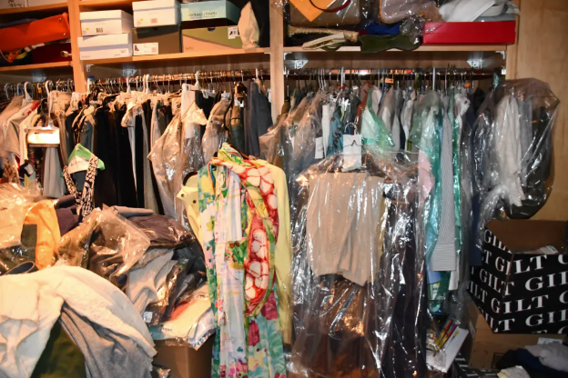 Hackman i Arakawaov ormar zatrpan odjećom i drugim labavim predmetima