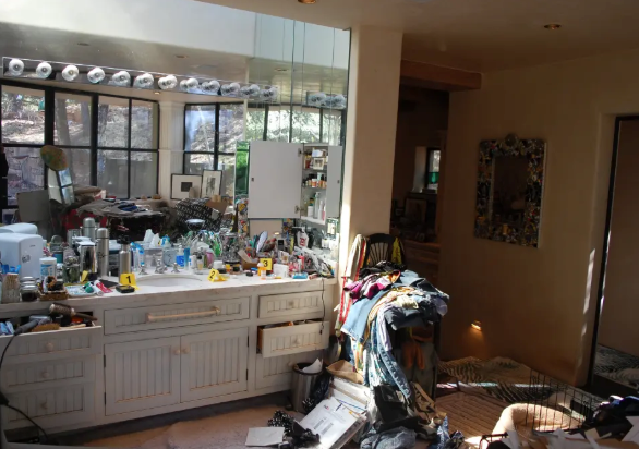 Gene Hackman i njegova supruga pronađeni su mrtvi 26. veljače u svom imanju Santa Fe. Sada, snimke karoserije policijskih karoserija pokazuju da je njihov dom bio u neredu kad su umrli.