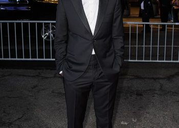 George Clooney izgleda neprepoznatljivo u igranju Broadwaya usred holivudske krize za kosu “