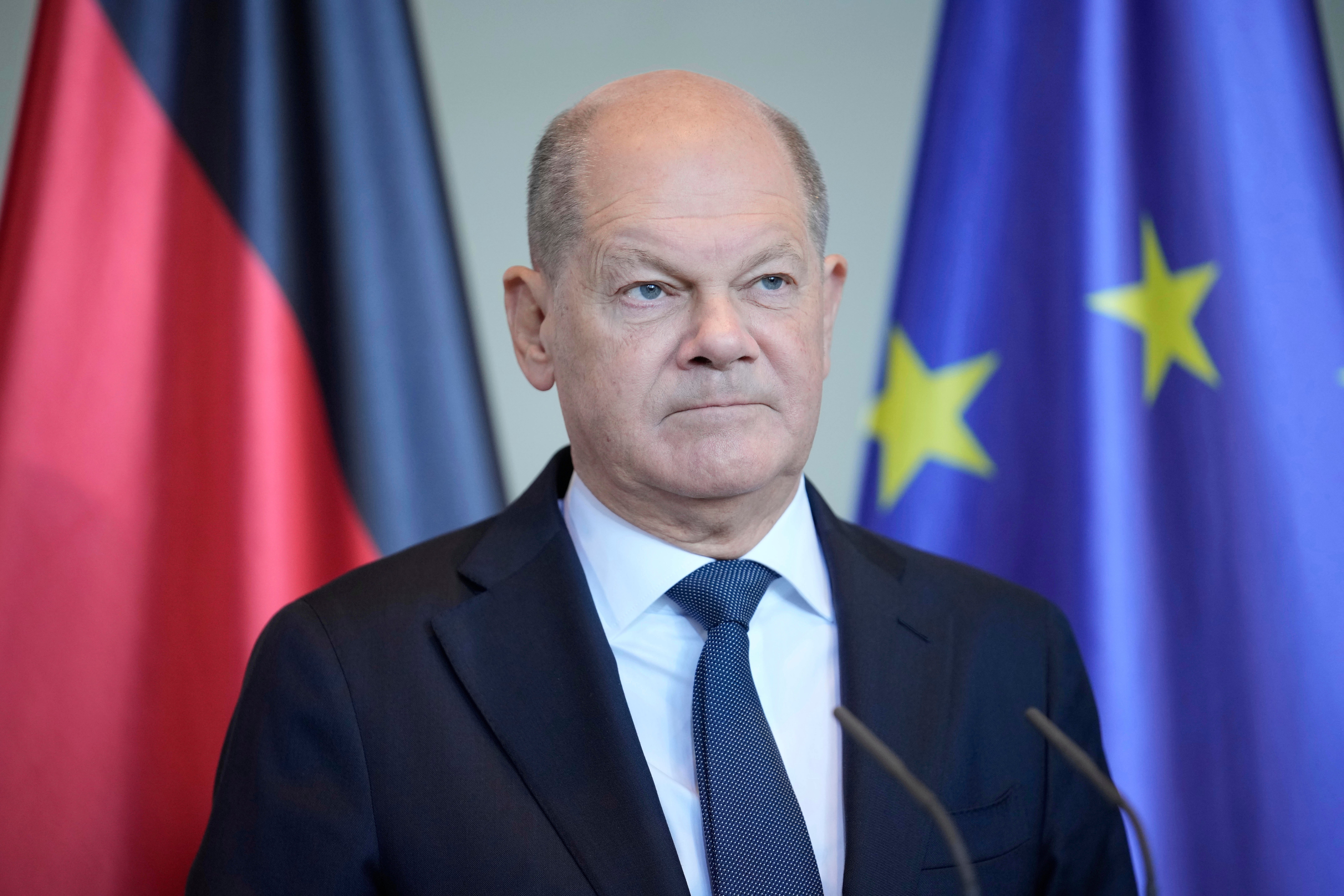 Čovjek je uvukao u VIP konvoj kancelara prije nego što ga je zagrlio