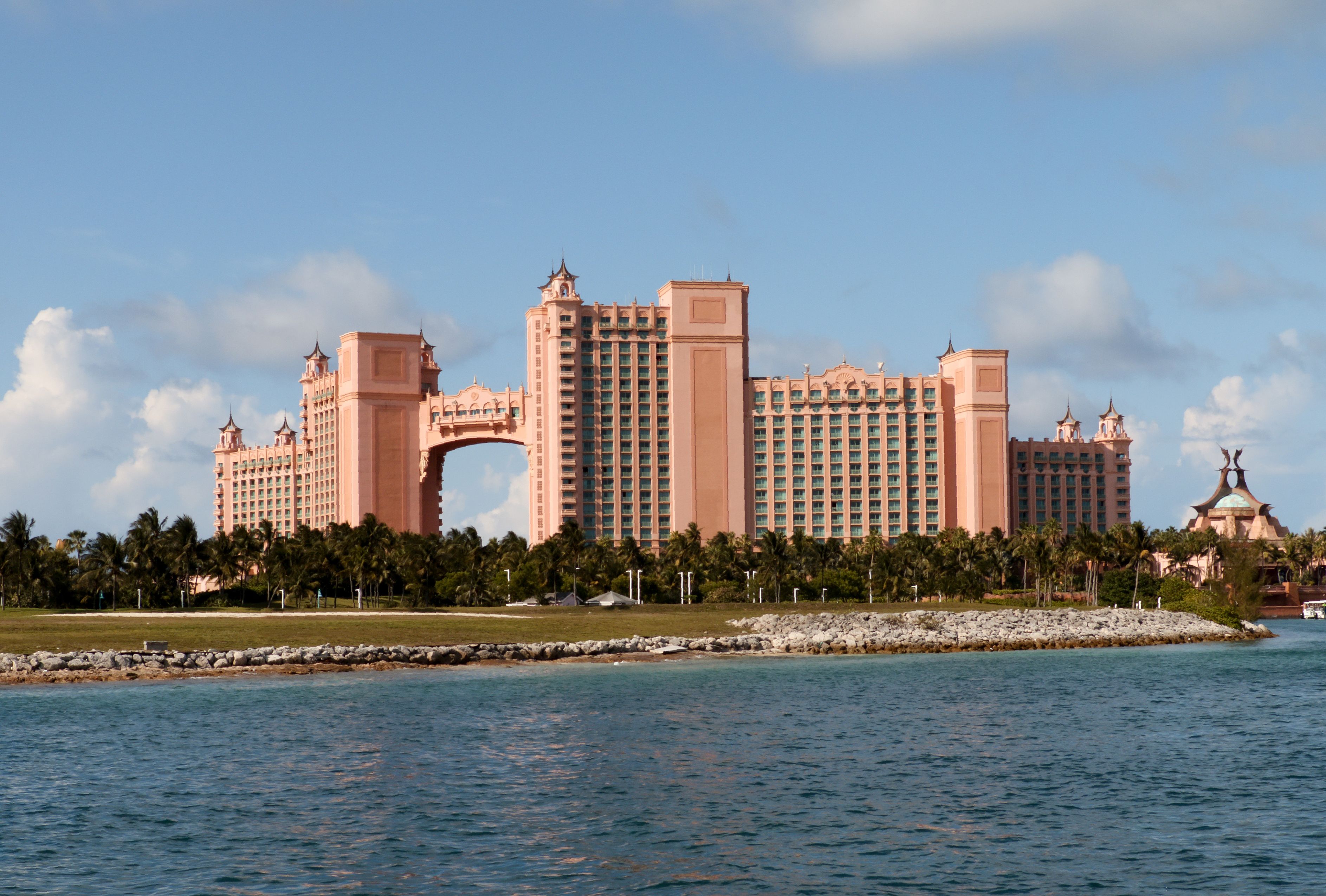 Dinari McAlmont boravio je u odmaralištu Atlantis Paradise Island s roditeljima kada je njegovo tijelo tijekom vikenda pronađeno beživotno na plaži