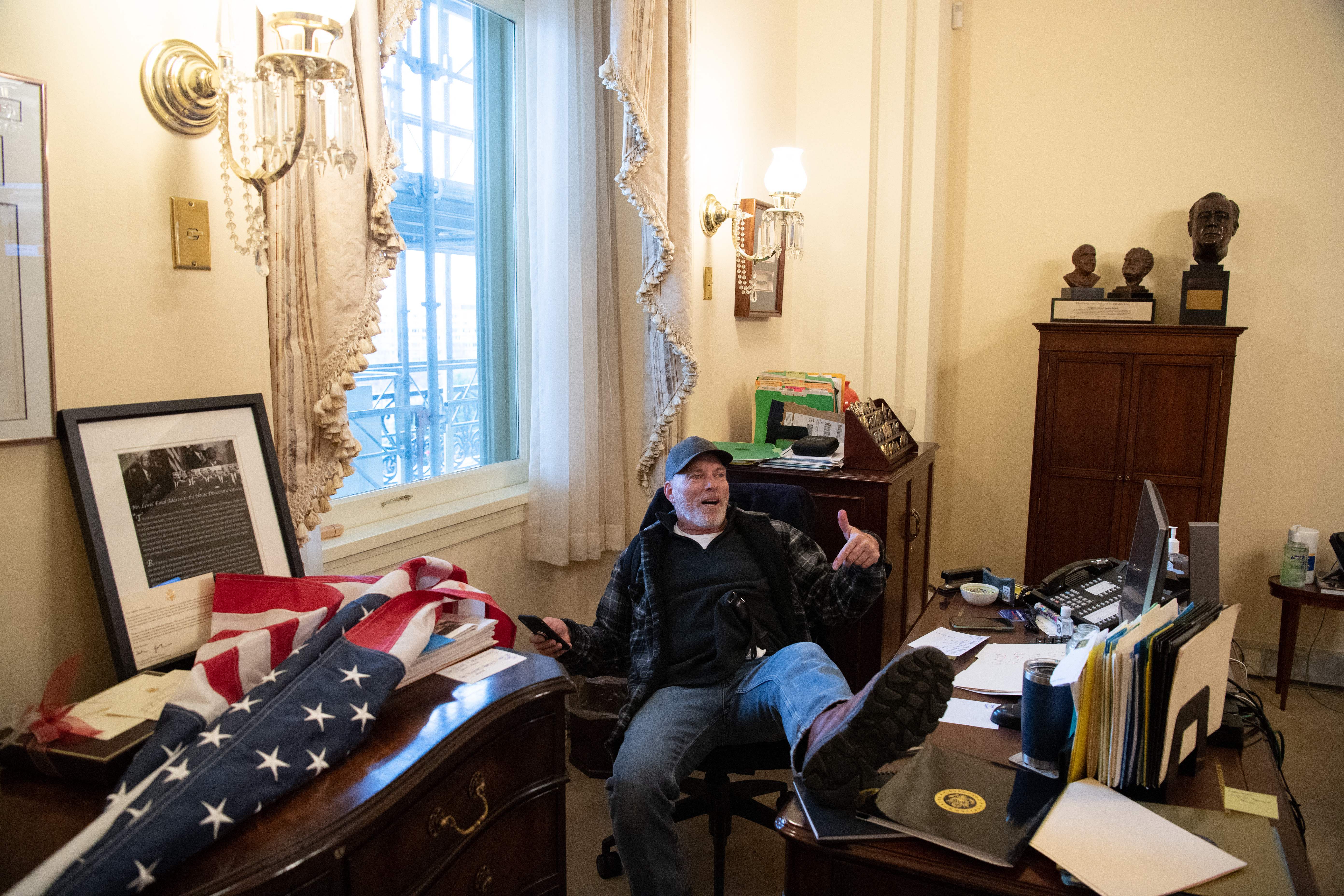 Richard Barnett (63) postao je zloglasno lice napada Kapitola nakon što je slikao kako odmara noge na stolu Nancy Pelosi