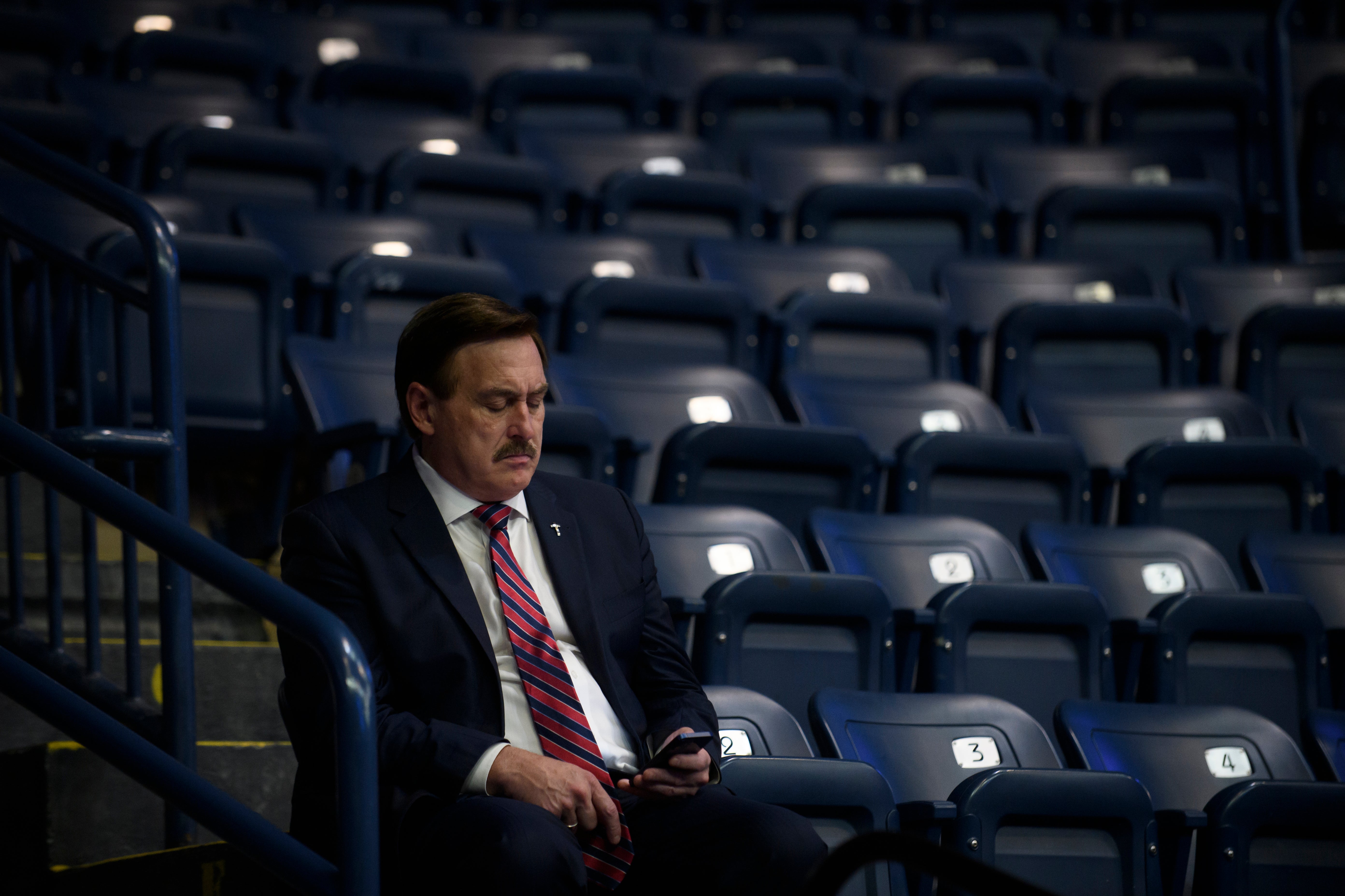 Problematični izvršni direktor Mypillow-a Mike Lindell tvrdi da si ne može priuštiti da plati novčanu kaznu u iznosu od 50 000 dolara. Lindell je opisan kao 