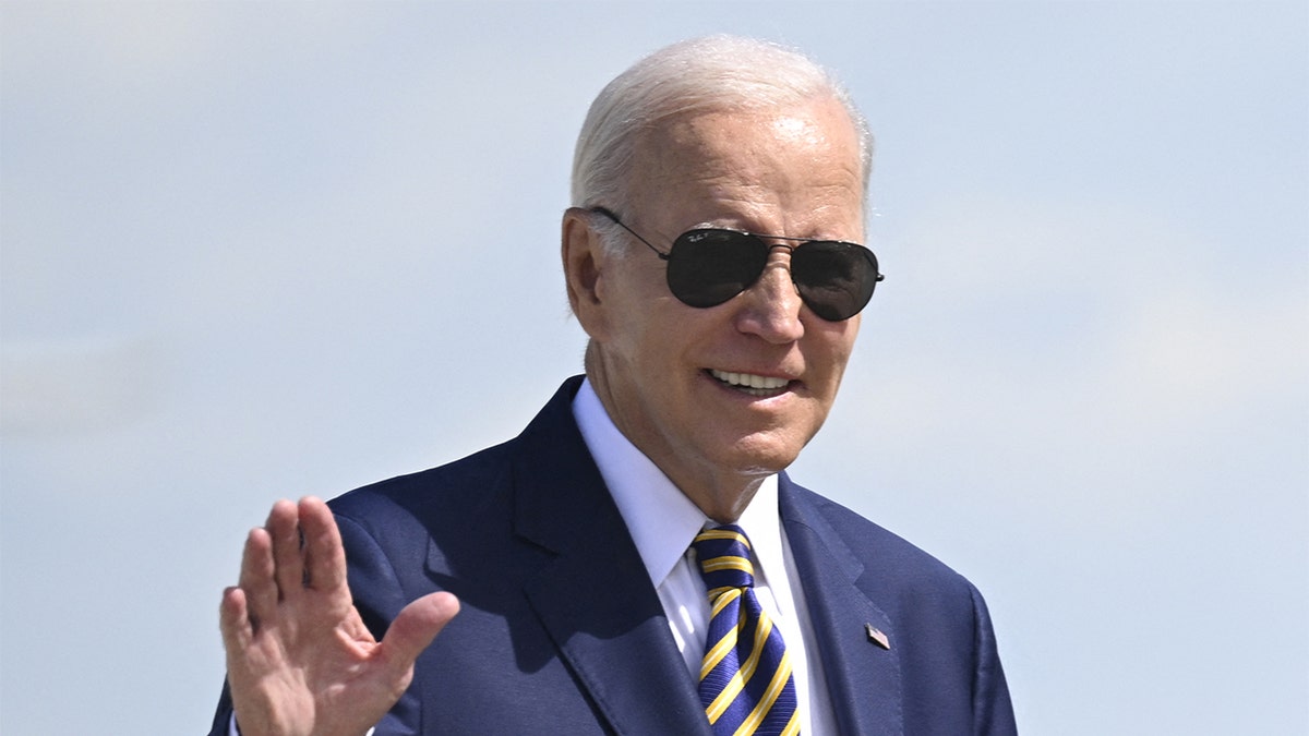 Predsjednik Joe Biden u sunčanim naočalama, mašući