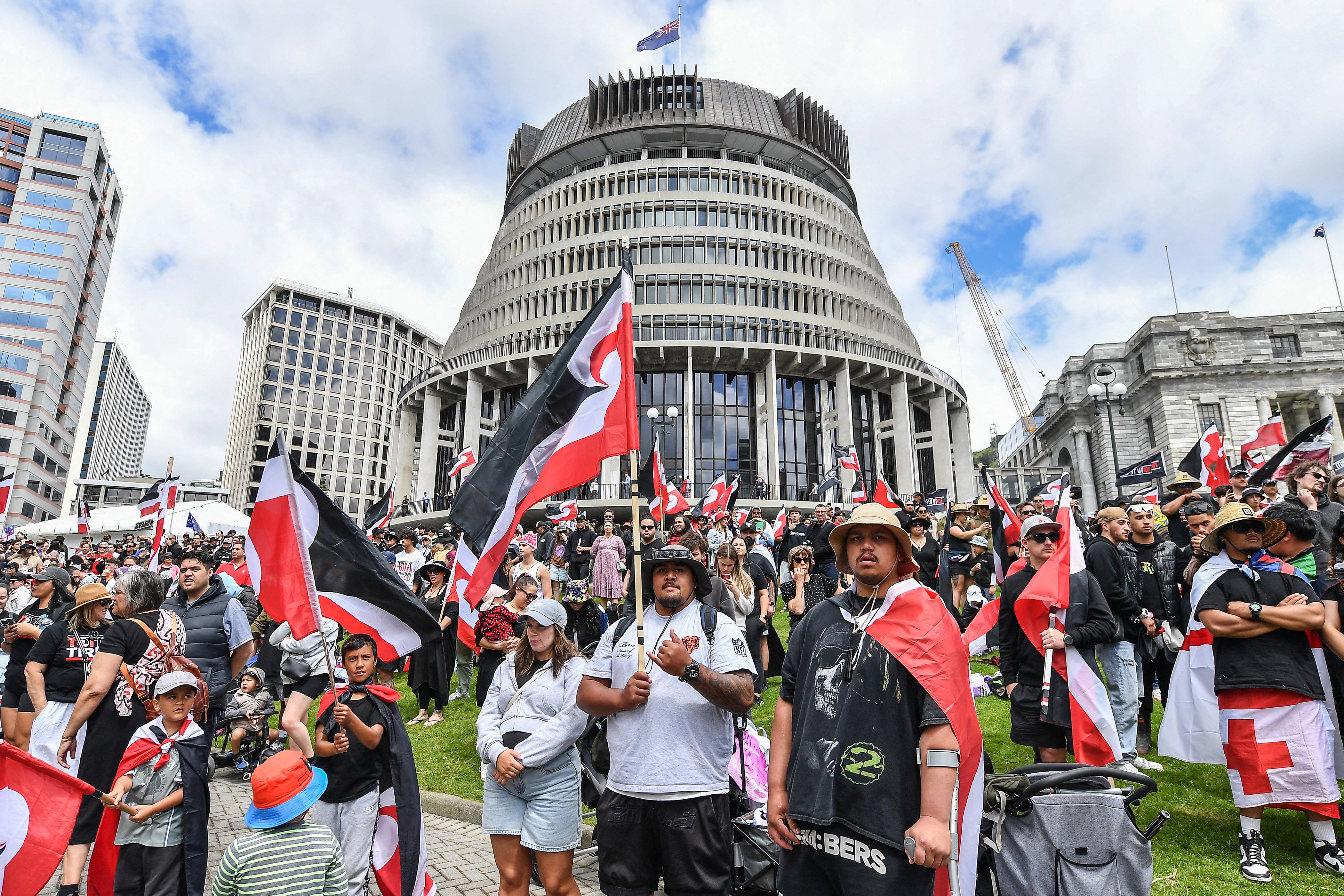 Maori haka pjevanja zvone tijekom prosvjeda protiv prijedloga zakona o načelima ugovora 19. studenog 2024