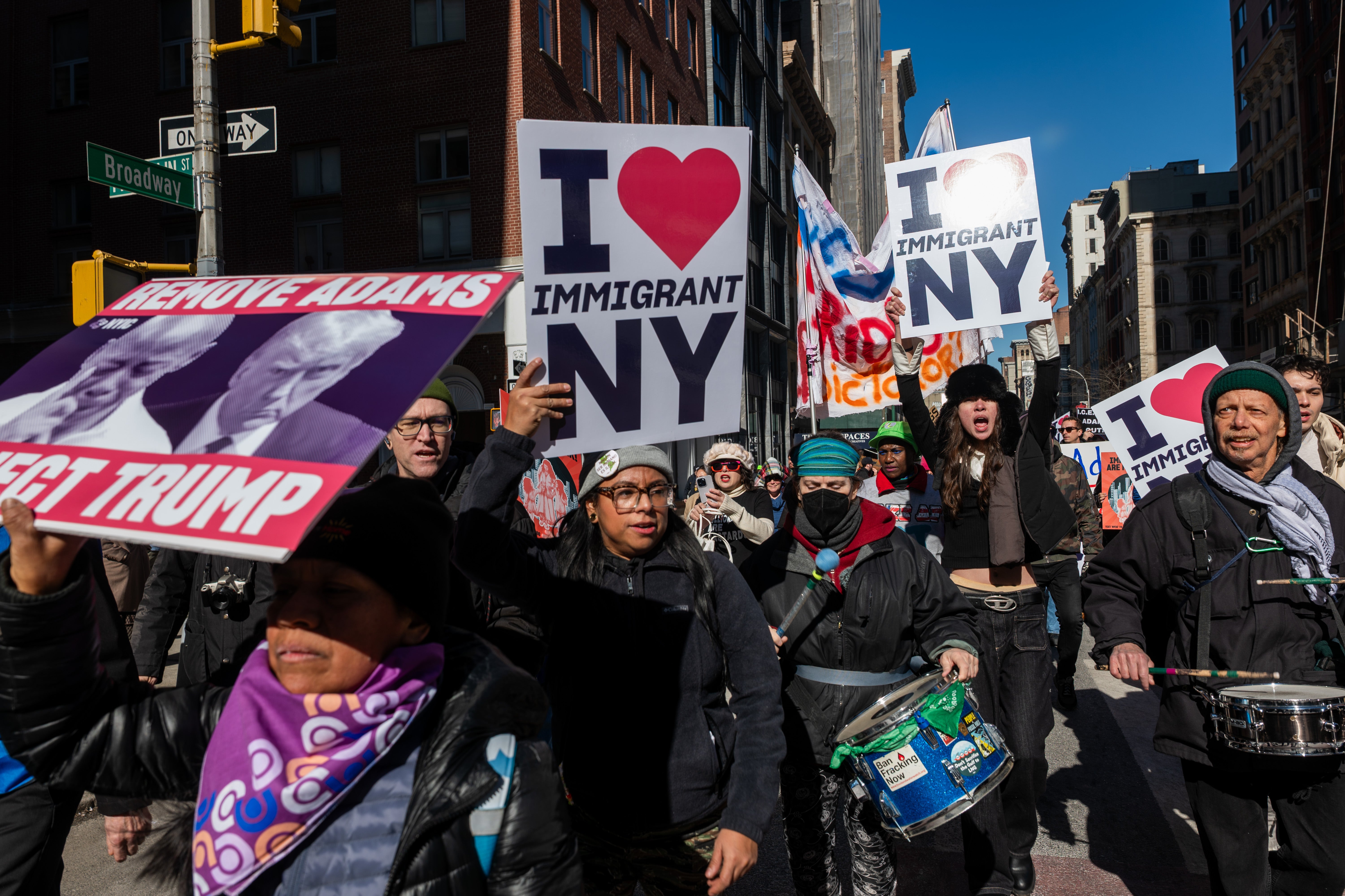 Sve veći broj djece migranti mora sam sama odvjetnički nastupiti bez prisustva odvjetnika, za koje odvjetnici upozoravaju da će dovesti do deportiranja više djece. Prosvjedi su se u veljači odvijali u New Yorku protiv imigracije Trumpove administracije.