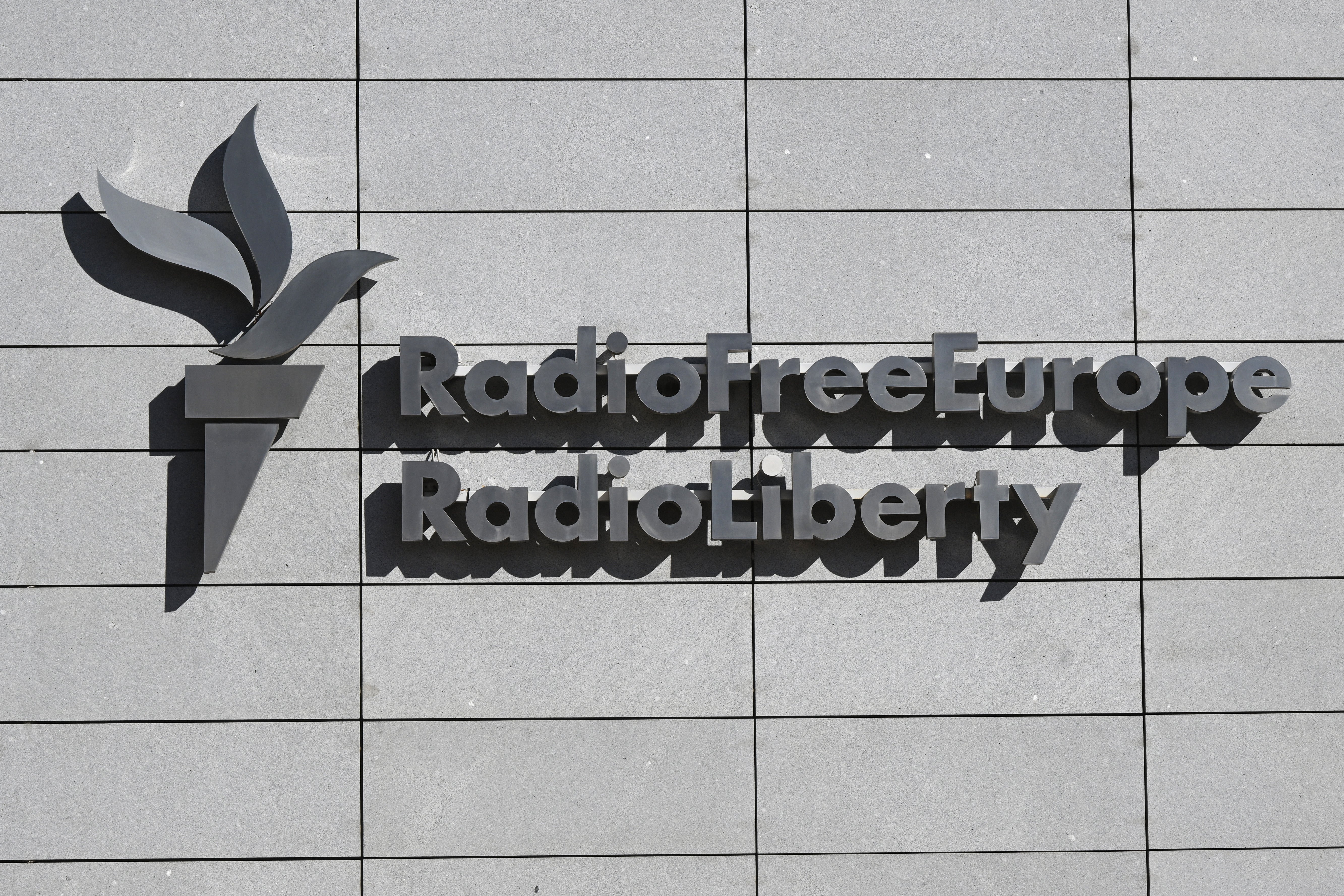 Ova fotografija, snimljena 18. ožujka 2025., prikazuje logotip na pročelju sjedišta Radio Free Europe/Radio Liberty (RFERL) u Pragu, Češka. Trumpova administracija odbila je financiranje novinske organizacije