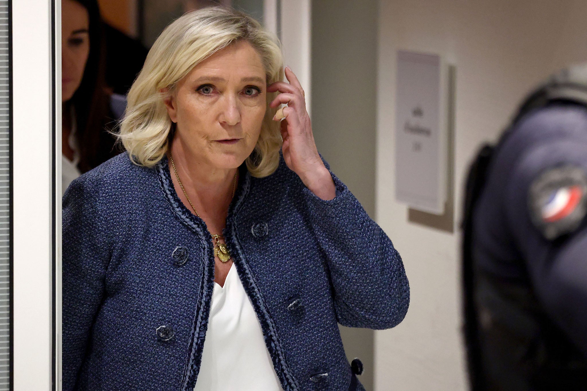 Marine Le Pen napušta sudnicu nakon svoje presude