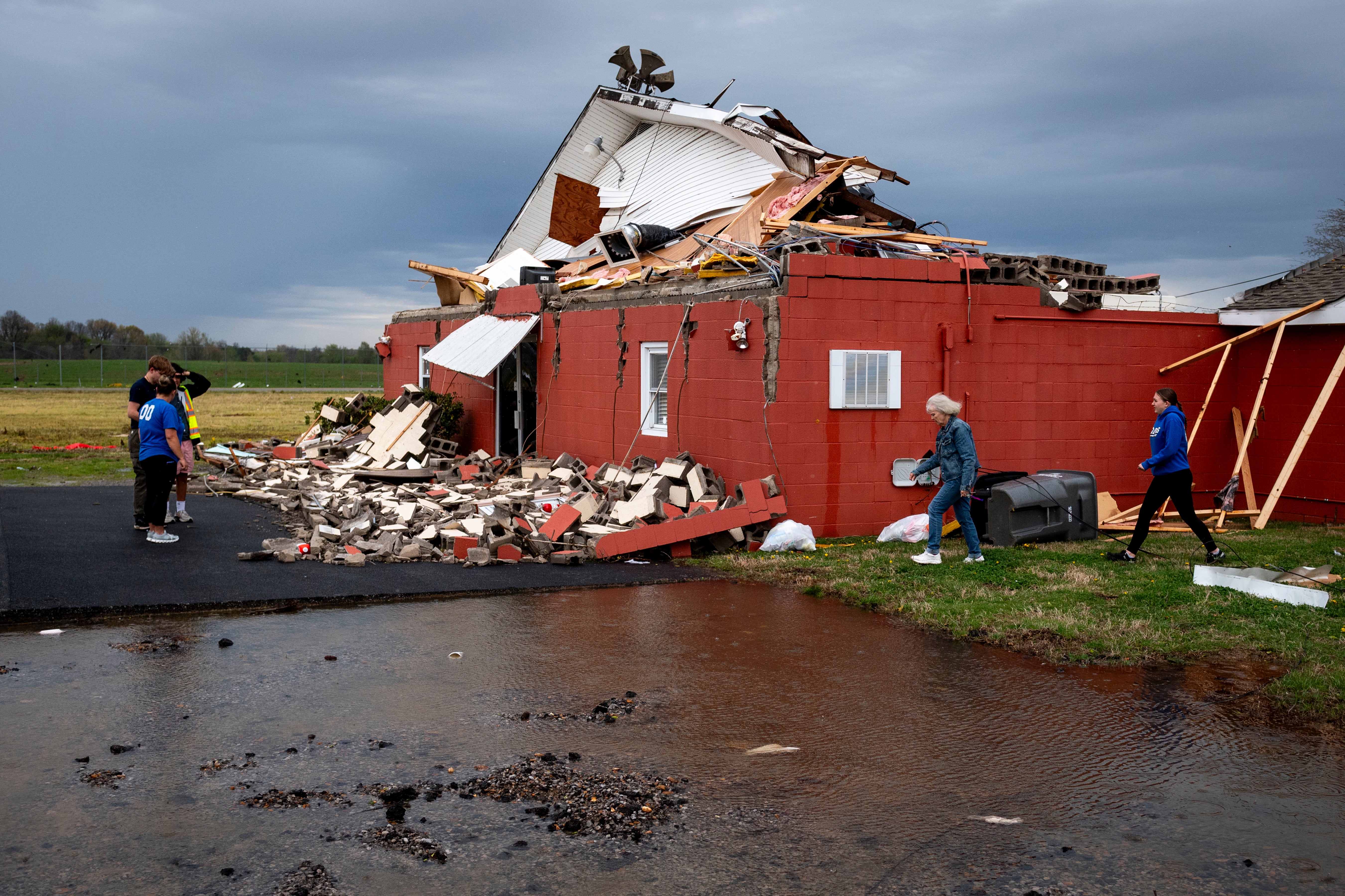 Župljani i članovi zajednice pregledavaju štetu nakon što je tornado pogodili crkvu Kristove zajednice 3. travnja 2025. u Paducahu u Kentuckyju.