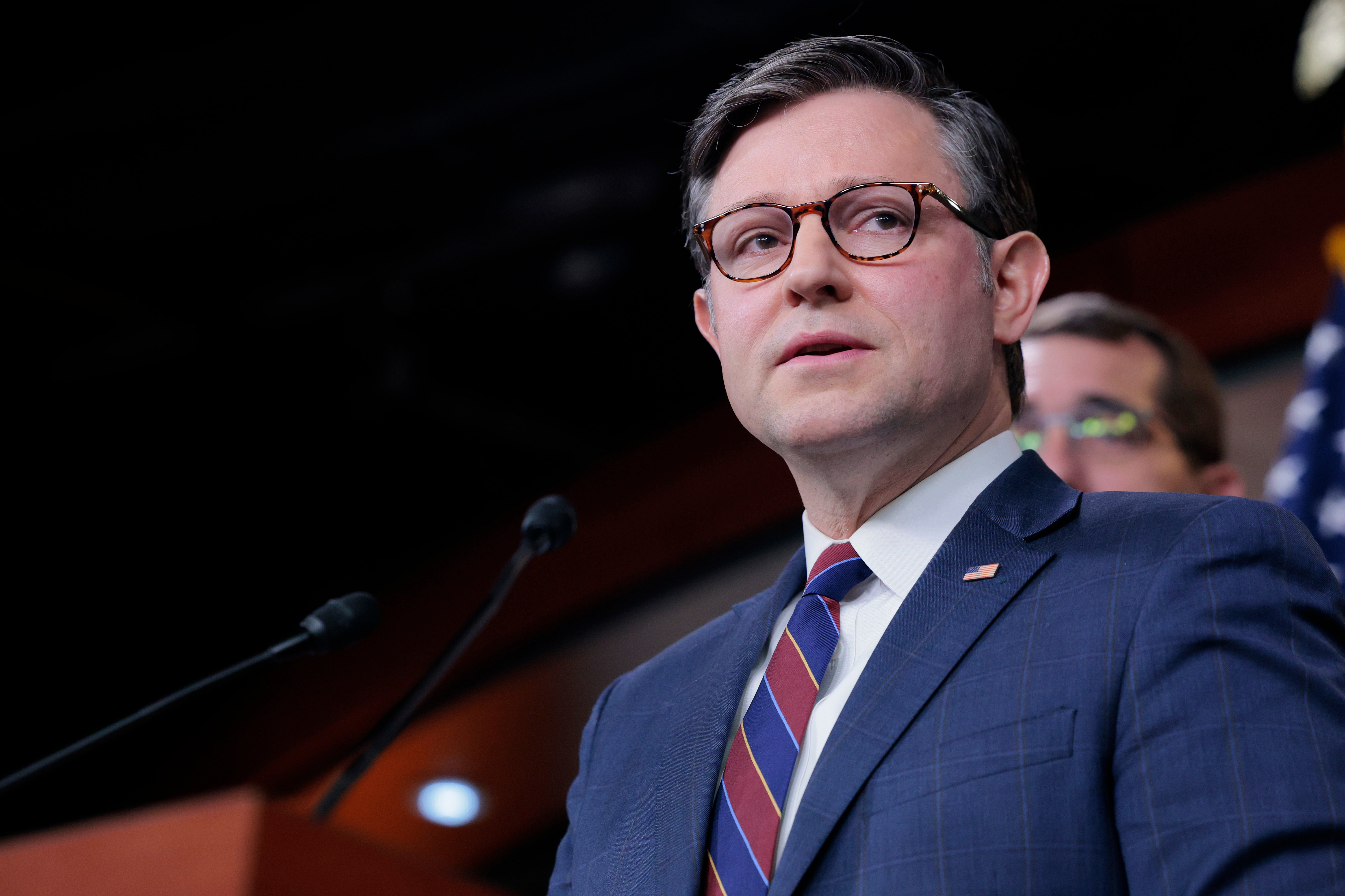 Govornik Mike Johnson izmijenio je svoje obećanje da ne presijeca Medicaid tijekom vikenda na način koji je otvorio vrata kako bi izbacio mlade ljude s niskim prihodima iz programa.