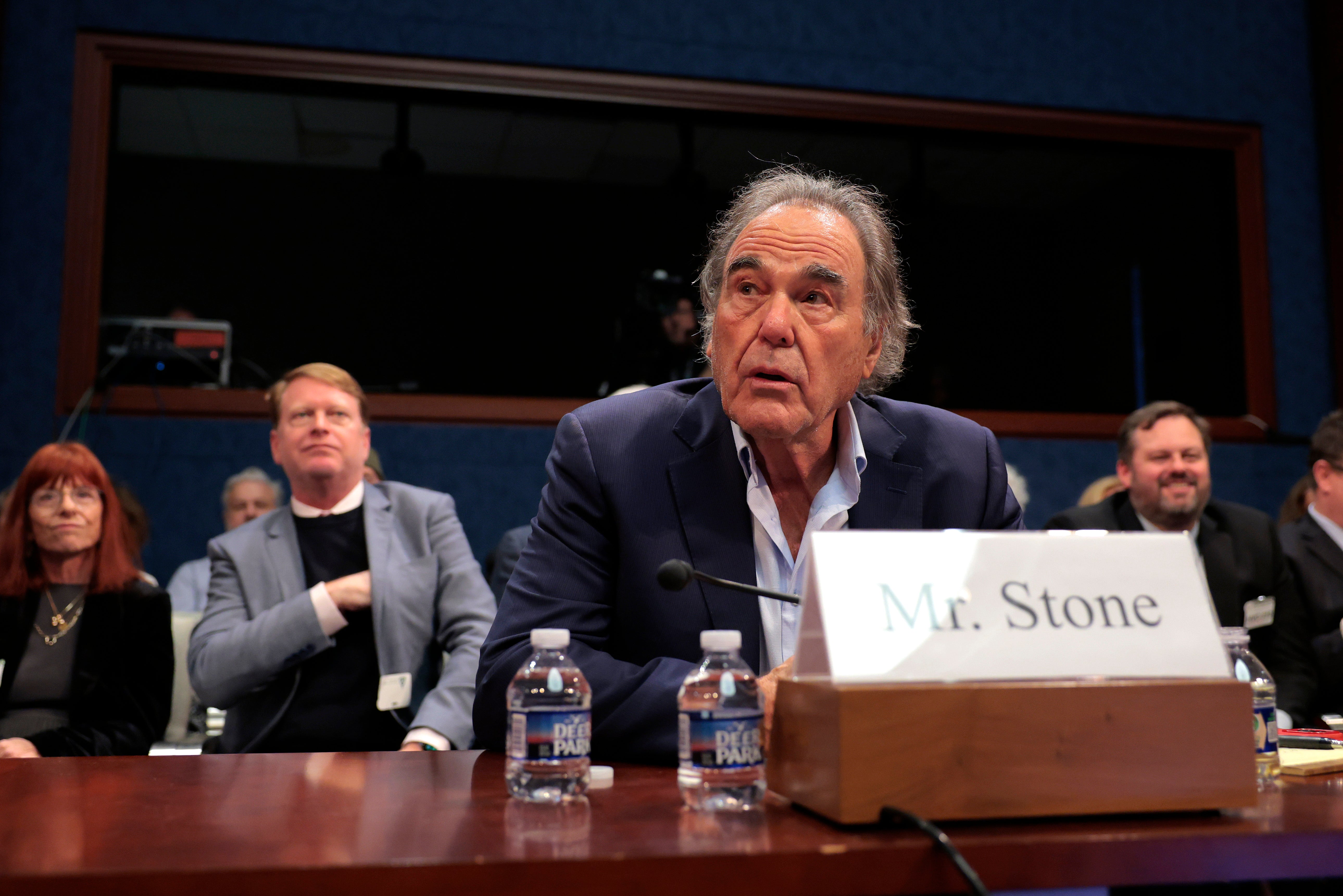 Oliver Stone poznati je redatelj koji je režirao filmove o temama u rasponu od rata u Vijetnamu, te američke politike do glazbenih biopskih i kriminalnih drama-uključujući Oscarski film iz 1991. godine JFK