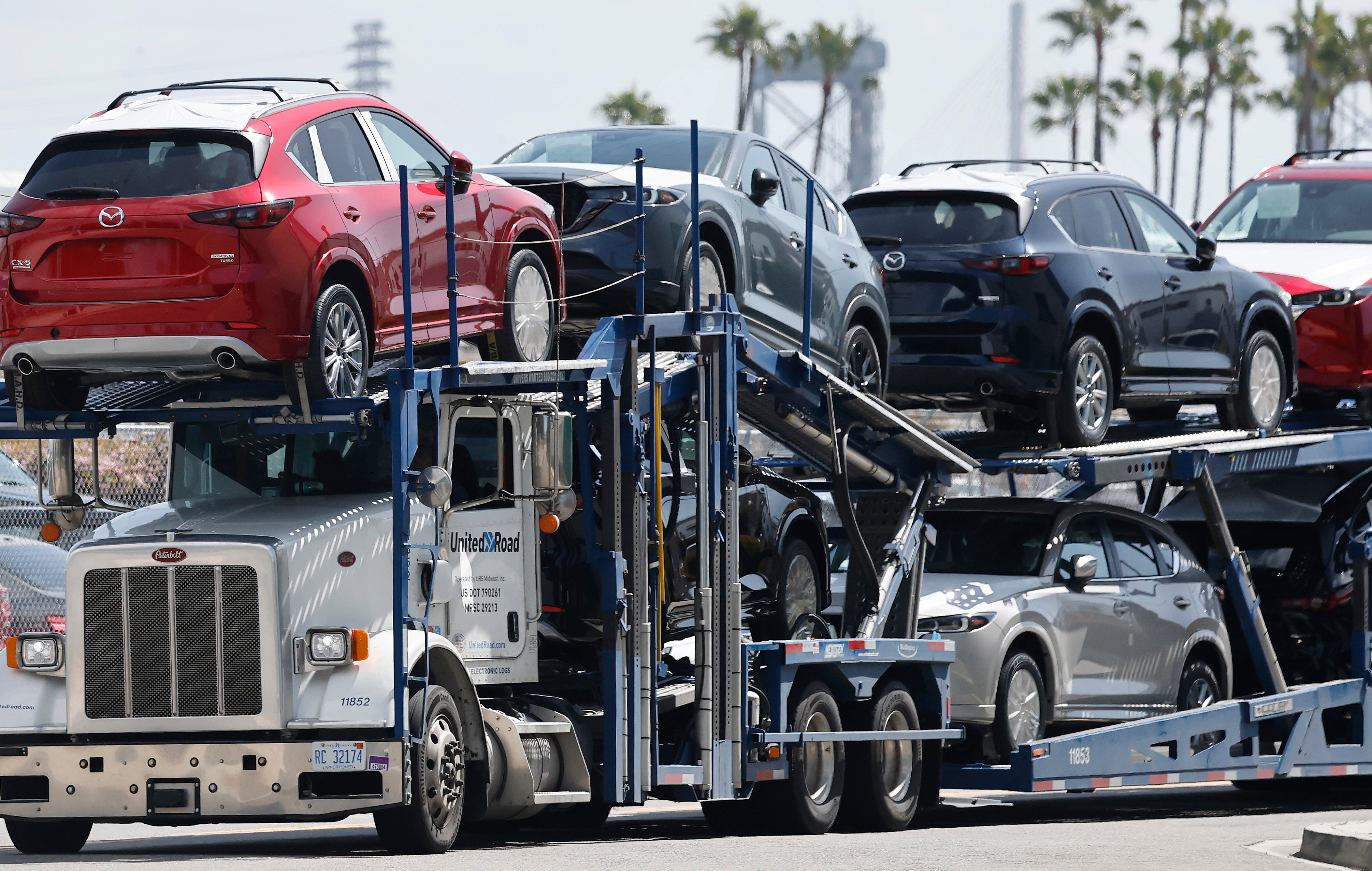 Novi automobili Mazde odvezeni su od automatskog terminala za preradu automobila na luci Los Angeles