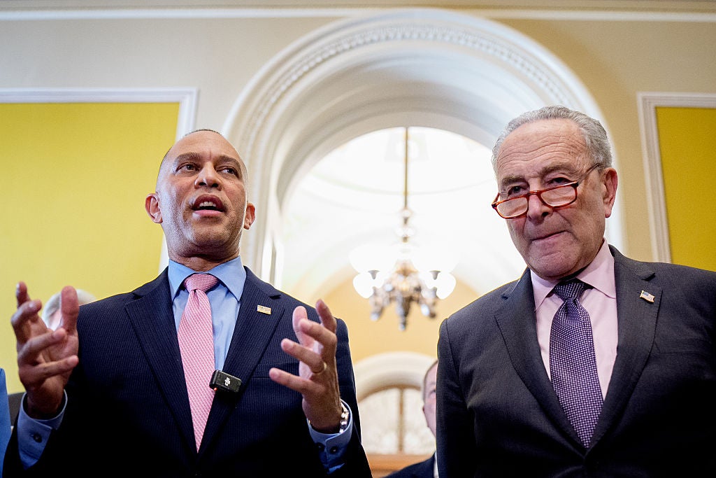 Hakeem Jeffries, lijevo, i Chuck Schumer, ponovno su otkrili svoje jedinstvo usred prkosa saveznih sudova Trumpove administracije zbog slučaja Kilmar Abrego Garcia