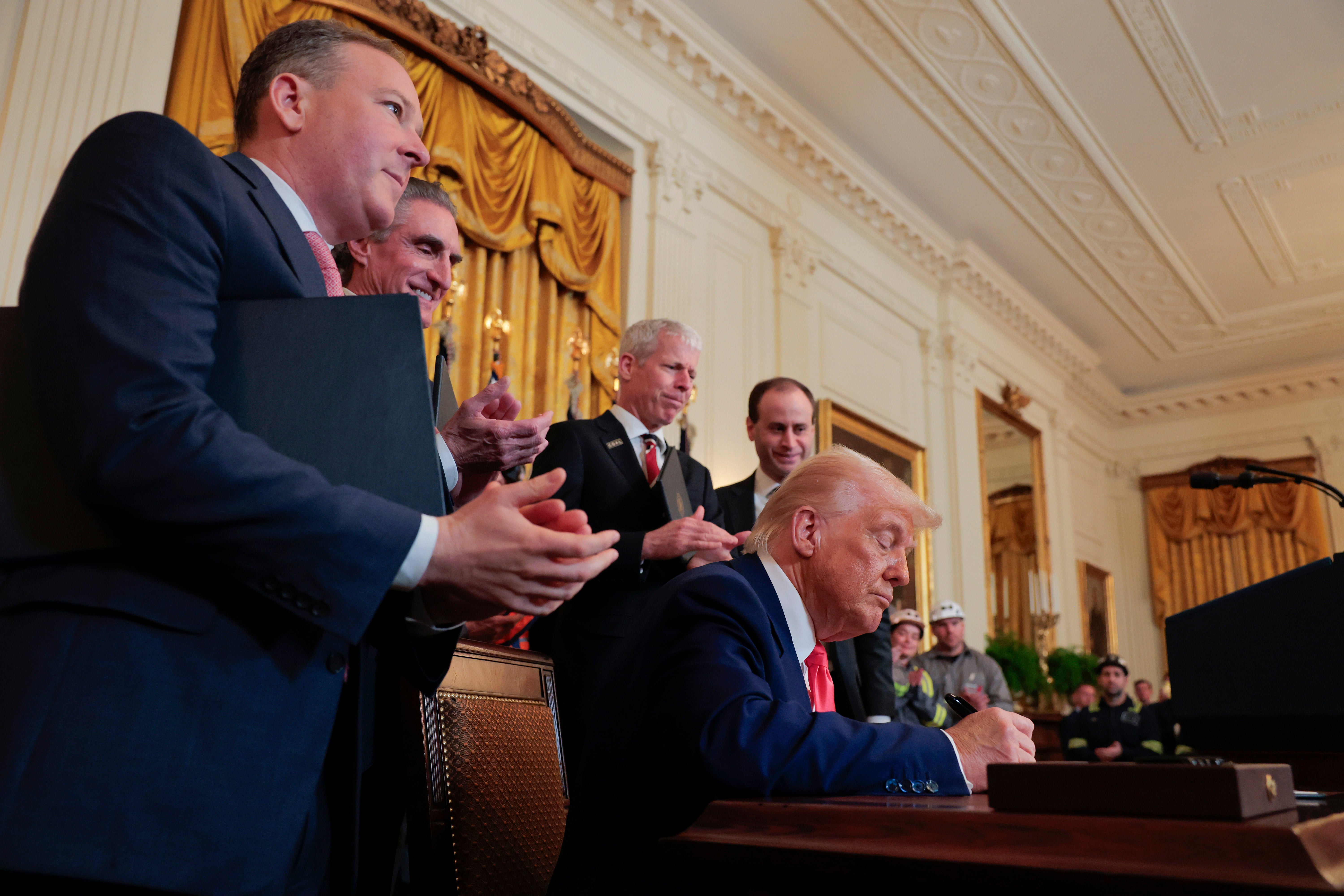 Američki predsjednik Donald Trump potpisuje niz izvršnih naloga o američkim propisima o proizvodnji energije i ublažavanju ugljena tijekom ceremonije u istočnoj sobi Bijele kuće, 8. travnja 2025. u Washingtonu, DC.