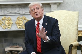 Američki predsjednik Donald Trump razgovara s članovima za medije dok se sastaje s talijanskim premijerom Giorgijom Meloni u Ovalnom uredu Bijele kuće