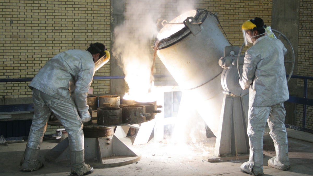 Tehničari rade unutar jedinice za proizvodnju urana za proizvodnju urana 30. ožujka 2005., neposredno izvan grada Isfahana, oko 254 milje južno od glavnog grada Teherana, Iran.