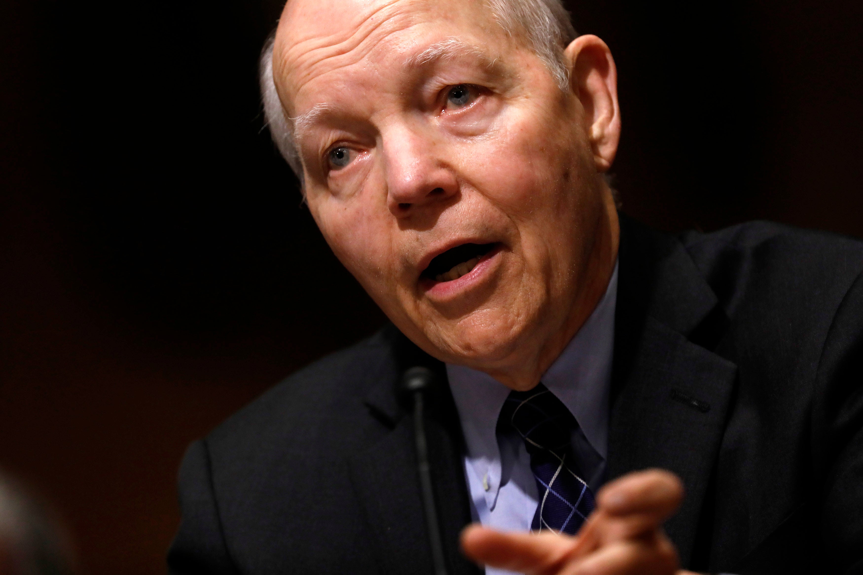 John Koskinen, Obama imenovani koji je sada u mirovini, zvučao je alarm jer agencija razmišlja o opozivu statusa oslobođenog poreza na Sveučilište Harvard nakon javnog pada s Trumpom.