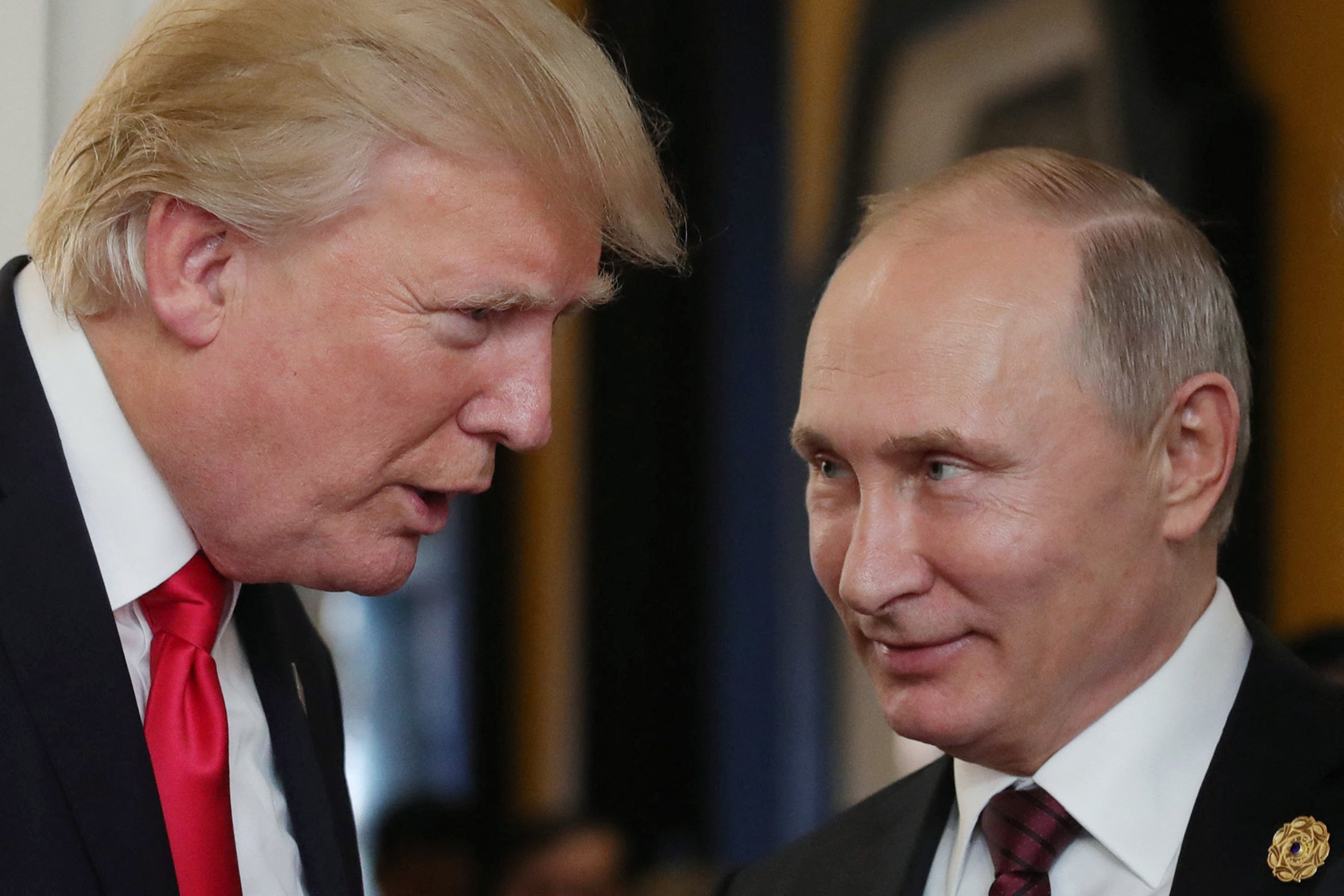 Donald Trump razgovara s Vladimirom Putinom na sastanku ekonomskih vođa APEC -a u studenom 2017.
