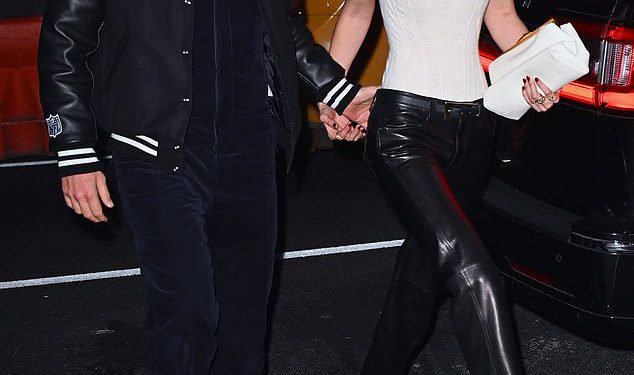 Gigi Hadid, 30, nosi prsten na tom prstu dok ona i dečko Bradley Cooper, 50 godina