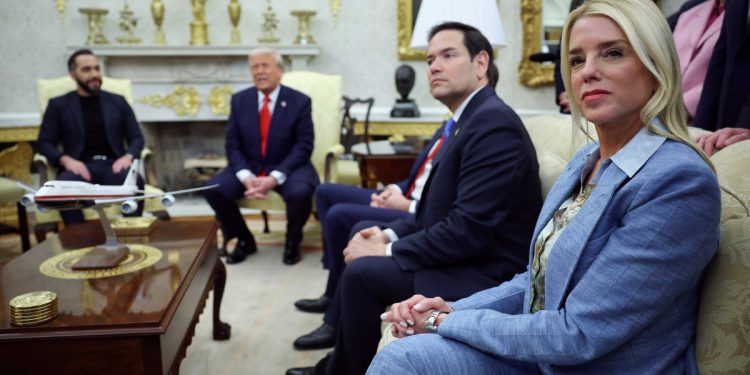 Glavni državni odvjetnik Pam Bondi Dodges postavlja pitanje je li Amerikanci u El Salvadoru legalno