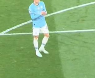 Gledajte: Phil Foden reagira na bolesne navijače Man Uniteda o svojoj majci s nizom sarkastičnih gesta tijekom Manchester Derbyja