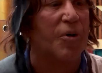 Gledajte šokantni trenutak Mickey Rourke uklonjen je iz slavne kuće Big Brother nakon što je eksplodirao na Chrisu Hughesu u opscenom prozračnom rantu
