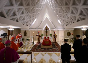 Gledajte uživo: lijes pape Franjo preselio se u baziliku svetog Petra radi javnog gledanja