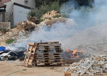 Gori smeće, smrdi nepravda: u Kolanjskom Gajcu se otpad s gradilišta spaljuje usred naselja, bez nadzora i bez posljedica