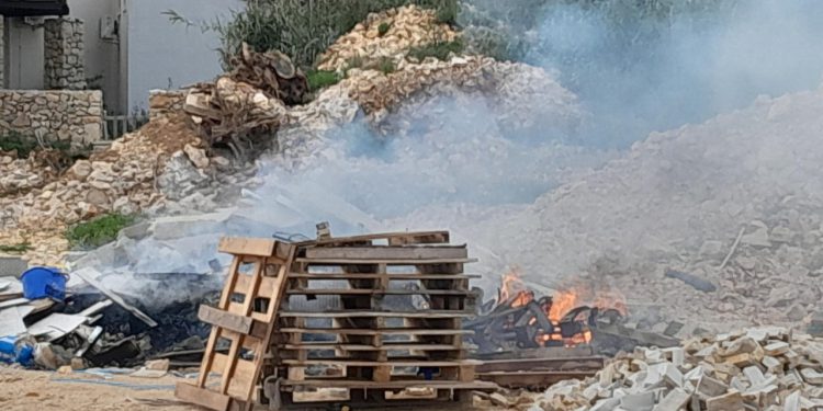 Gori smeće, smrdi nepravda: u Kolanjskom Gajcu se otpad s gradilišta spaljuje usred naselja, bez nadzora i bez posljedica