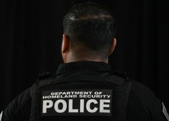 Građanin rođenog u SAD-u koji je ICE držao u zatvoru na Floridi, unatoč rodnom listu predstavljenom na sudu