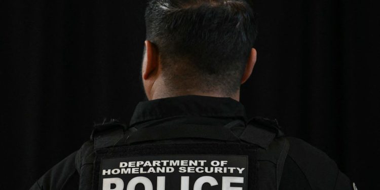 Građanin rođenog u SAD-u koji je ICE držao u zatvoru na Floridi, unatoč rodnom listu predstavljenom na sudu