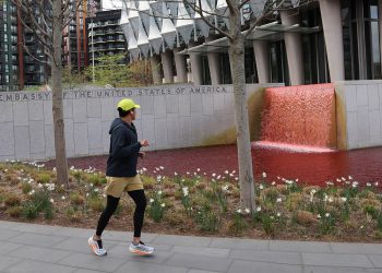 Greenpeace UK vođa uhićen zbog ciljanja američke veleposlanstva s crvenom bojom: Izvještaj