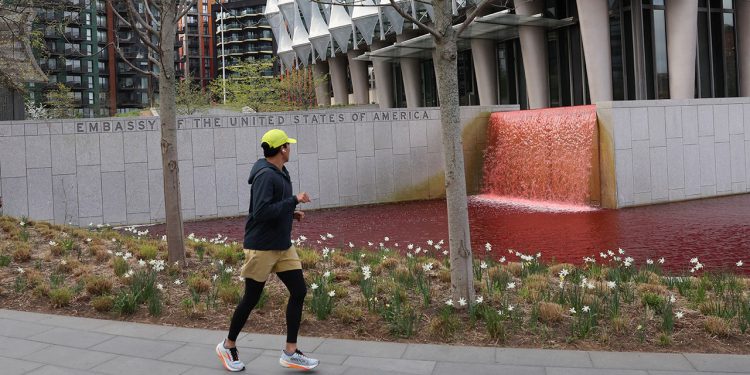 Greenpeace UK vođa uhićen zbog ciljanja američke veleposlanstva s crvenom bojom: Izvještaj