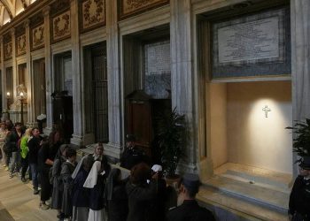 Grobnica pape Franjo otvara se posjetiteljima, mogući nasljednik daje homiliju svetog Petra