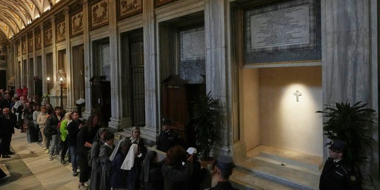 Grobnica pape Franjo otvara se posjetiteljima, mogući nasljednik daje homiliju svetog Petra