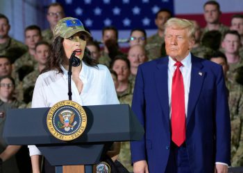 Guverner Blue Statea još jedan se pojavljuje s Trumpom prije svog 100-dnevnog govora