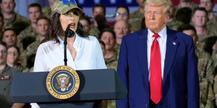 Guverner Blue Statea još jedan se pojavljuje s Trumpom prije svog 100-dnevnog govora