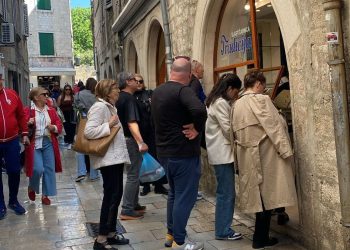 Gužva ispred “Tradicije”: Splićani navalili po najbolje sirnice