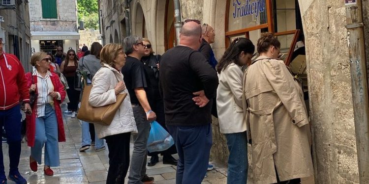 Gužva ispred “Tradicije”: Splićani navalili po najbolje sirnice