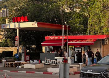 Gužve na benzinskim pumpama, čeka se u redovima