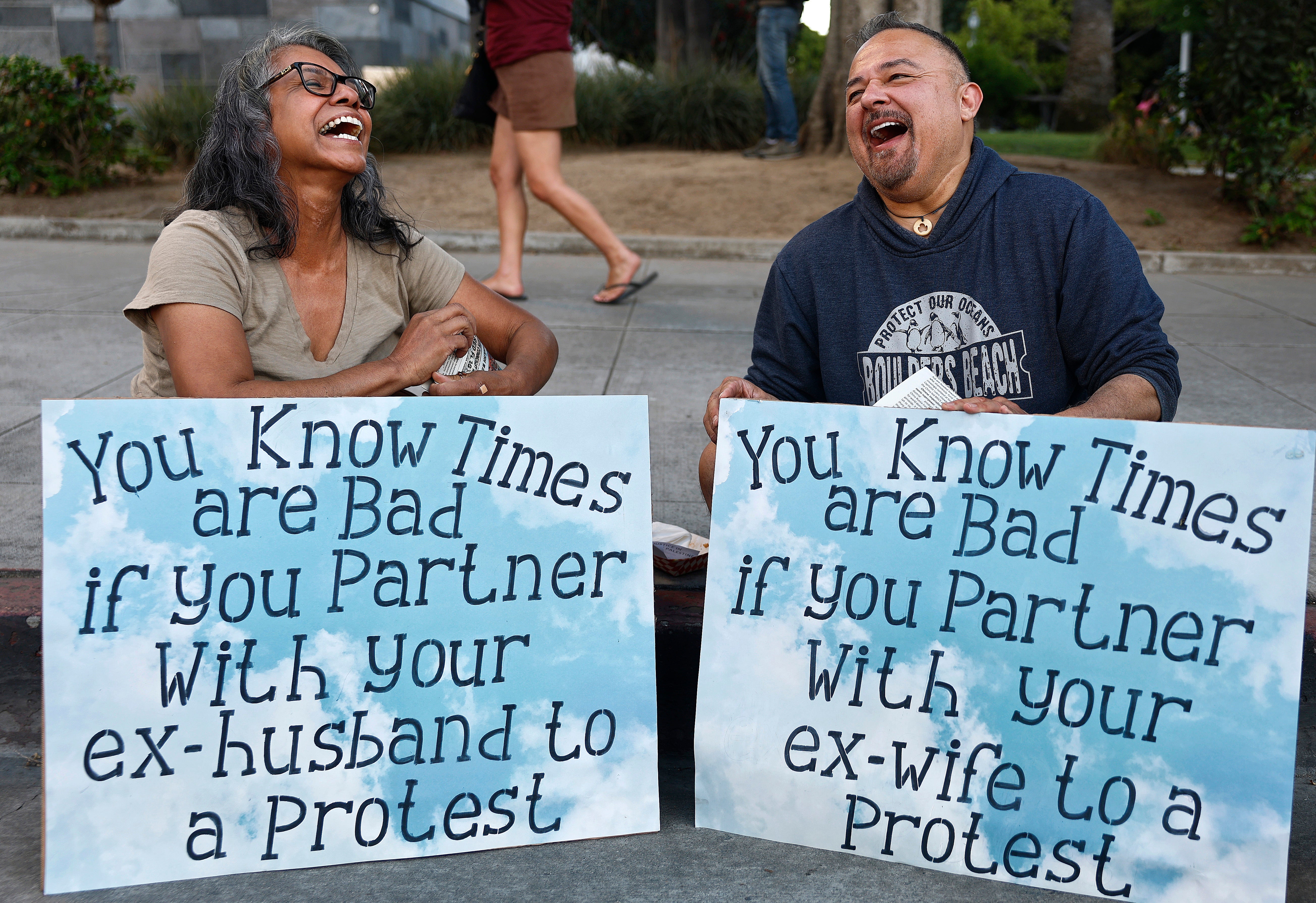Razvedeni par, koji je bio u braku 30 godina, zajedno dijeli smijeh tijekom 