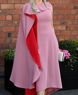 Helen Flanagan izrezuje glamuroznu figuru u ružičastoj haljini dok se pridružuje Leggy Ekin-Su Cülcüloğlu i pobjednica izdajnika Leanne Quigley vodeći dolazak zvijezda u Grand National u Aintree