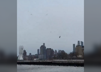 Helikopter se raspada mid u New Yorku (videozapisi) – RT World News