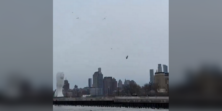 Helikopter se raspada mid u New Yorku (videozapisi) – RT World News